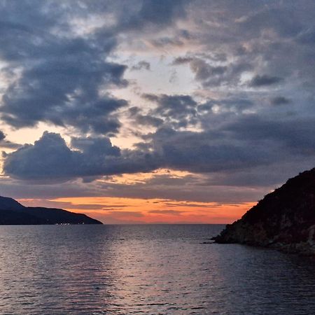 La Terrazza Sul Forno - Goelba Apartment Portoferraio Luaran gambar